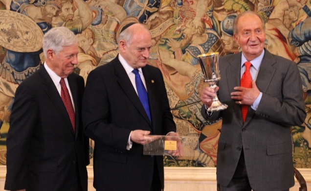 Su Majestad el Rey recibe un obsequio de manos del vicepresidente ejecutivo, Malcolm Hoenlein, en presencia del presidente de la Conferencia, Robert S